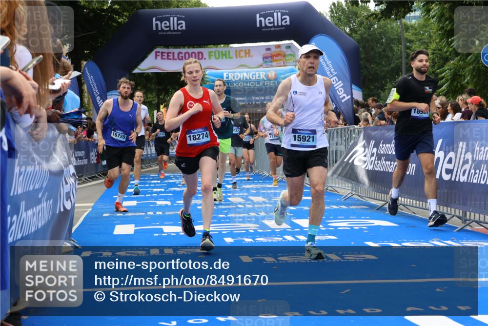 29.06.2025 - hella hamburg halbmarathon Strokosch-Dieckow http://msf.ph/oto/8491670 29.06.2025 10:43:21 Ziel 2653, 3109, 3124, 3146, 3928, 5436, 5506, 8664, 9931, 10099, 10237, 13348, 15921, 16314, 16720, 16997, 17391, 18274, 18942, 18987, 19009, 19051 meine-sportfotos.de