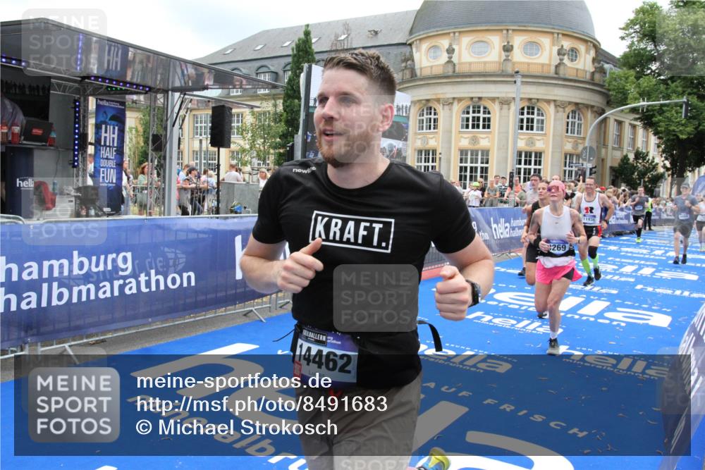 29.06.2025 - hella hamburg halbmarathon Michael Strokosch http://msf.ph/oto/8491683 29.06.2025 10:46:06 Ziel 2189, 5648, 6460, 8269, 9585, 11936, 12084, 12269, 13630, 14462, 14804, 17008, 18081, 18702 meine-sportfotos.de