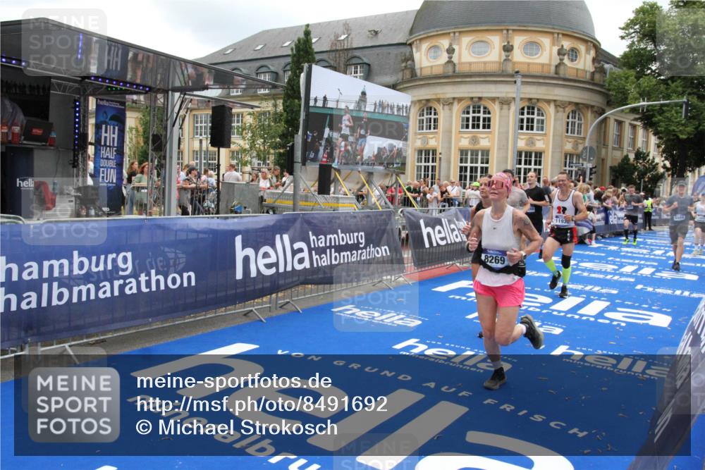 29.06.2025 - hella hamburg halbmarathon Michael Strokosch http://msf.ph/oto/8491692 29.06.2025 10:46:07 Ziel 2189, 5648, 6460, 7961, 8269, 9585, 11936, 12269, 13630, 14462, 14804, 18081, 18702 meine-sportfotos.de