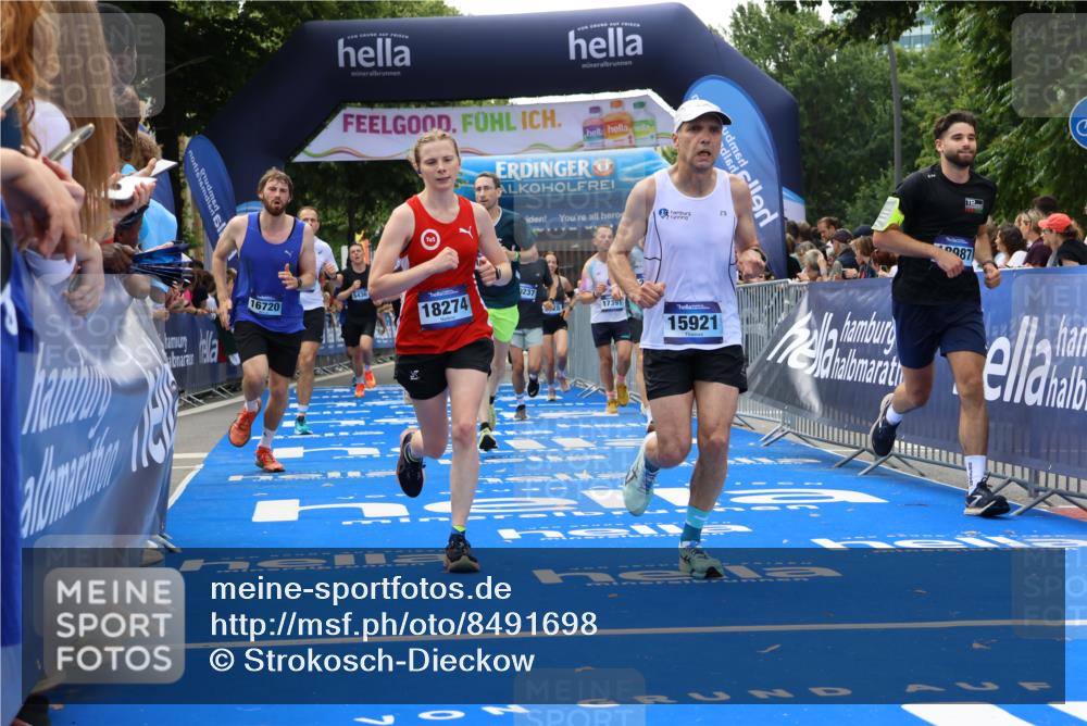 29.06.2025 - hella hamburg halbmarathon Strokosch-Dieckow http://msf.ph/oto/8491698 29.06.2025 10:43:21 Ziel 2653, 3109, 3124, 3146, 3928, 5436, 5506, 8664, 9931, 10099, 10237, 13348, 15921, 16314, 16720, 16997, 17391, 18274, 18942, 18987, 19009, 19051 meine-sportfotos.de