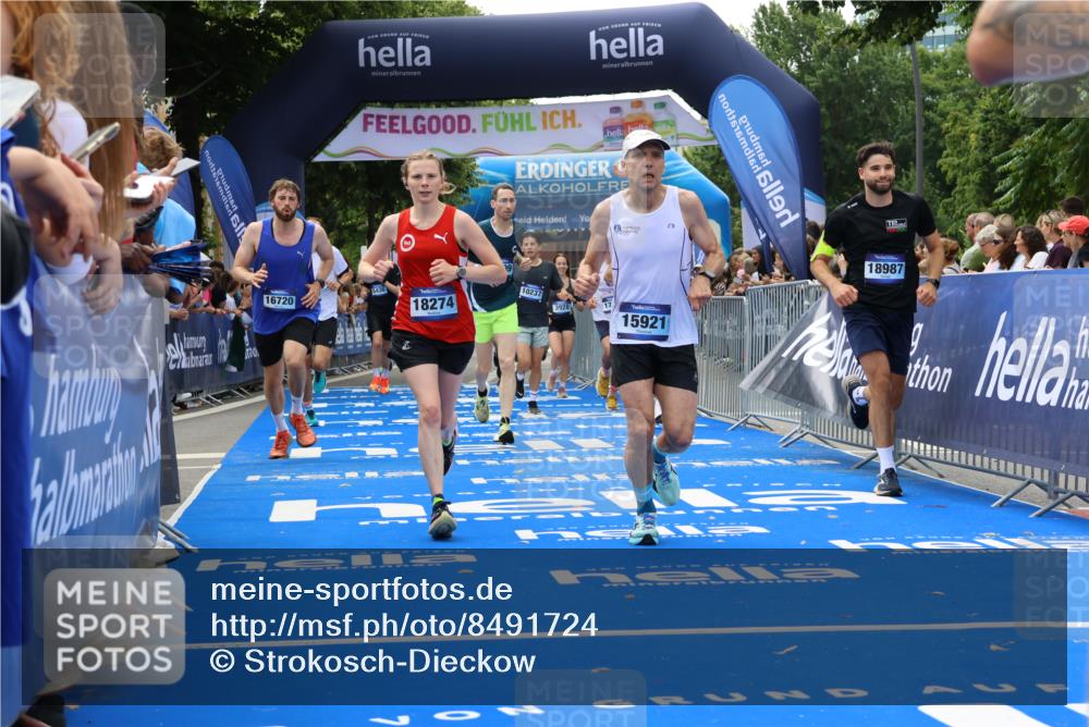 29.06.2025 - hella hamburg halbmarathon Strokosch-Dieckow http://msf.ph/oto/8491724 29.06.2025 10:43:21 Ziel 2653, 3109, 3124, 3146, 3928, 5436, 5506, 8664, 9931, 10099, 10237, 13348, 15921, 16314, 16720, 16997, 17391, 18274, 18942, 18987, 19009, 19051 meine-sportfotos.de
