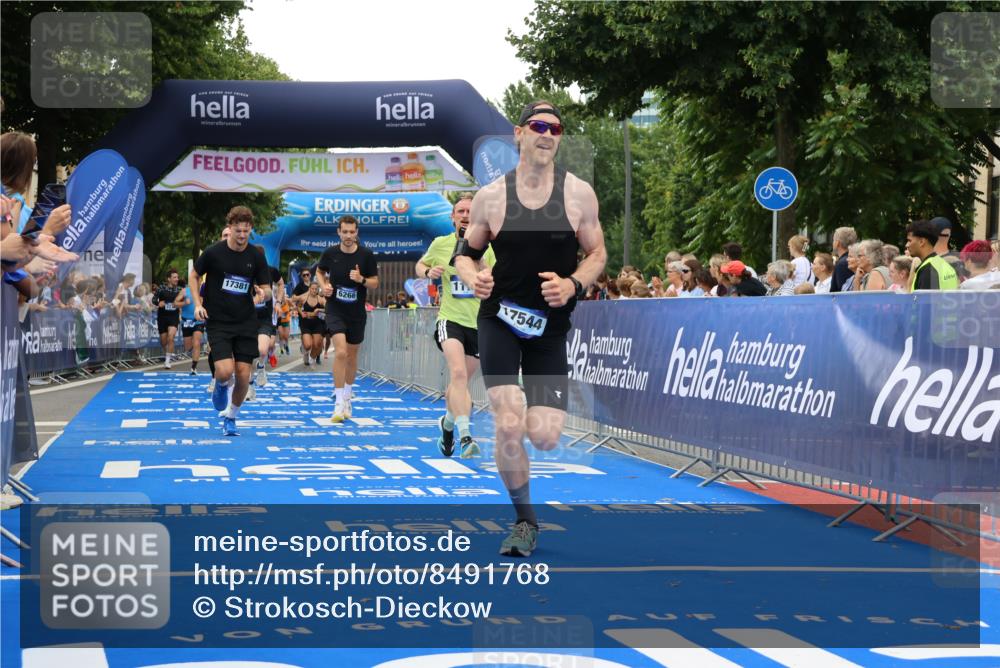 29.06.2025 - hella hamburg halbmarathon Strokosch-Dieckow http://msf.ph/oto/8491768 29.06.2025 10:45:00 Ziel 1171, 1424, 1520, 2270, 2890, 3917, 4425, 4997, 6266, 7709, 7843, 9030, 9710, 10313, 10741, 11688, 13919, 15334, 15365, 16058, 16689, 17381, 17382, 17406, 17544, 18055, 18631 meine-sportfotos.de