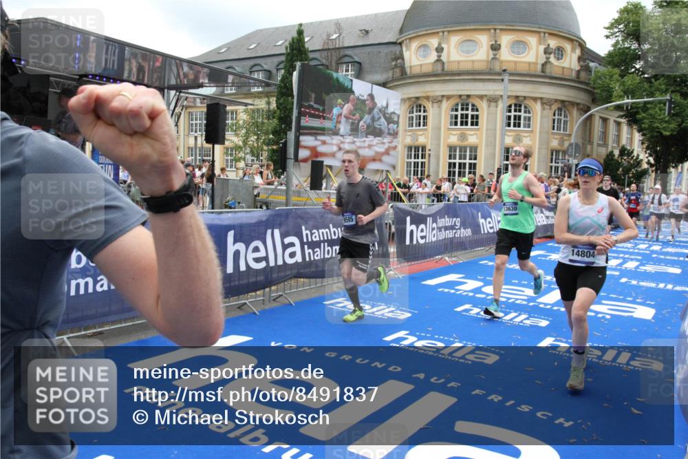 29.06.2025 - hella hamburg halbmarathon Michael Strokosch http://msf.ph/oto/8491837 29.06.2025 10:46:10 Ziel 1759, 2707, 3087, 5648, 6460, 7450, 7961, 9585, 11125, 11936, 12269, 13630, 14804, 16136, 16466, 16475, 18081, 18702 meine-sportfotos.de