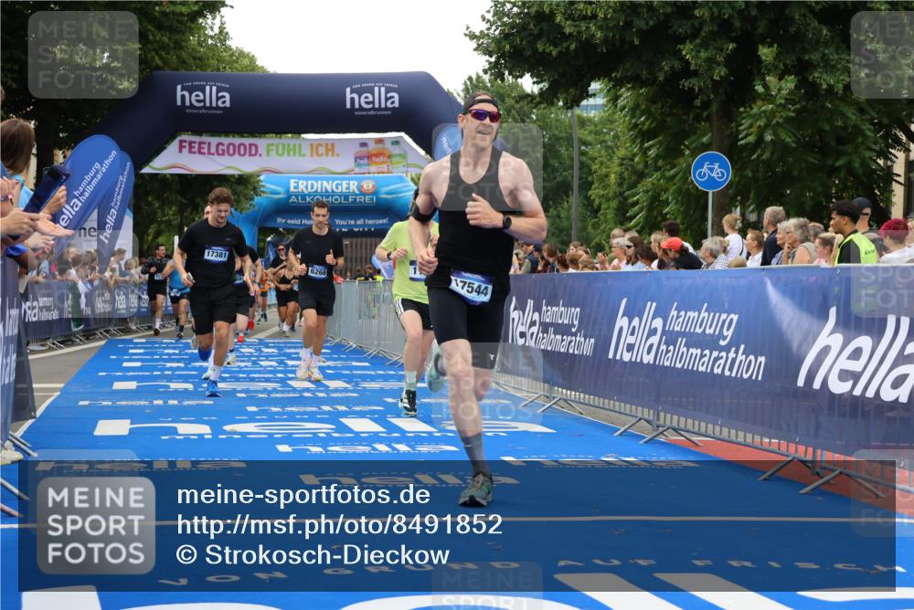 29.06.2025 - hella hamburg halbmarathon Strokosch-Dieckow http://msf.ph/oto/8491852 29.06.2025 10:45:00 Ziel 1171, 1424, 1520, 2270, 2890, 3917, 4425, 4997, 6266, 7709, 7843, 9030, 9710, 10313, 10741, 11688, 13919, 15334, 15365, 16058, 16689, 17381, 17382, 17406, 17544, 18055, 18631 meine-sportfotos.de