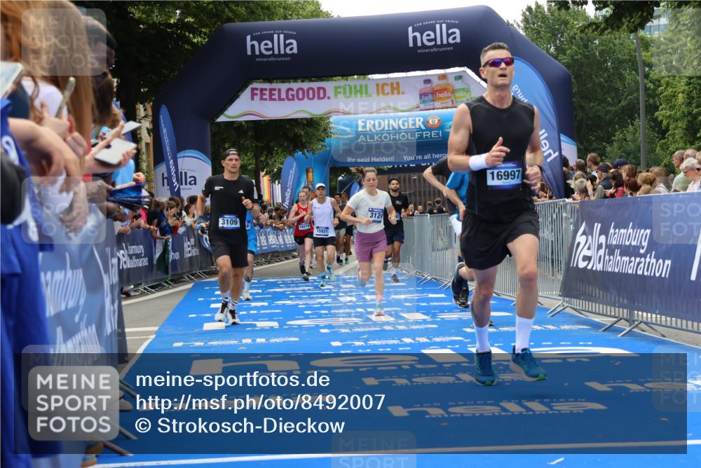 29.06.2025 - hella hamburg halbmarathon Strokosch-Dieckow http://msf.ph/oto/8492007 29.06.2025 10:43:16 Ziel 1675, 2653, 3109, 3124, 3146, 7026, 7093, 10099, 10251, 11177, 13348, 15706, 15921, 16314, 16720, 16997, 18274, 18304, 18987, 19009 meine-sportfotos.de