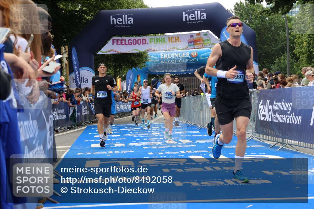 29.06.2025 - hella hamburg halbmarathon Strokosch-Dieckow http://msf.ph/oto/8492058 29.06.2025 10:43:16 Ziel 1675, 2653, 3109, 3124, 3146, 7026, 7093, 10099, 10251, 11177, 13348, 15706, 15921, 16314, 16720, 16997, 18274, 18304, 18987, 19009 meine-sportfotos.de