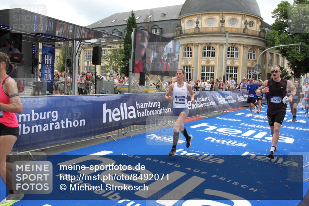 29.06.2025 - hella hamburg halbmarathon Michael Strokosch http://msf.ph/oto/8492071 29.06.2025 10:46:17 Ziel 1569, 1759, 2048, 2590, 2707, 3056, 3087, 4949, 6388, 7450, 9497, 10796, 11094, 11125, 16136, 16466, 16475, 17190, 18797 meine-sportfotos.de
