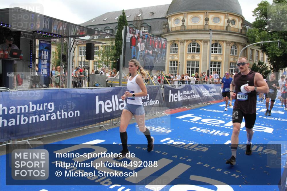 29.06.2025 - hella hamburg halbmarathon Michael Strokosch http://msf.ph/oto/8492088 29.06.2025 10:46:18 Ziel 1569, 1759, 2048, 2590, 3056, 3087, 4949, 6388, 7450, 9497, 10796, 11094, 14200, 14262, 17190, 18797 meine-sportfotos.de