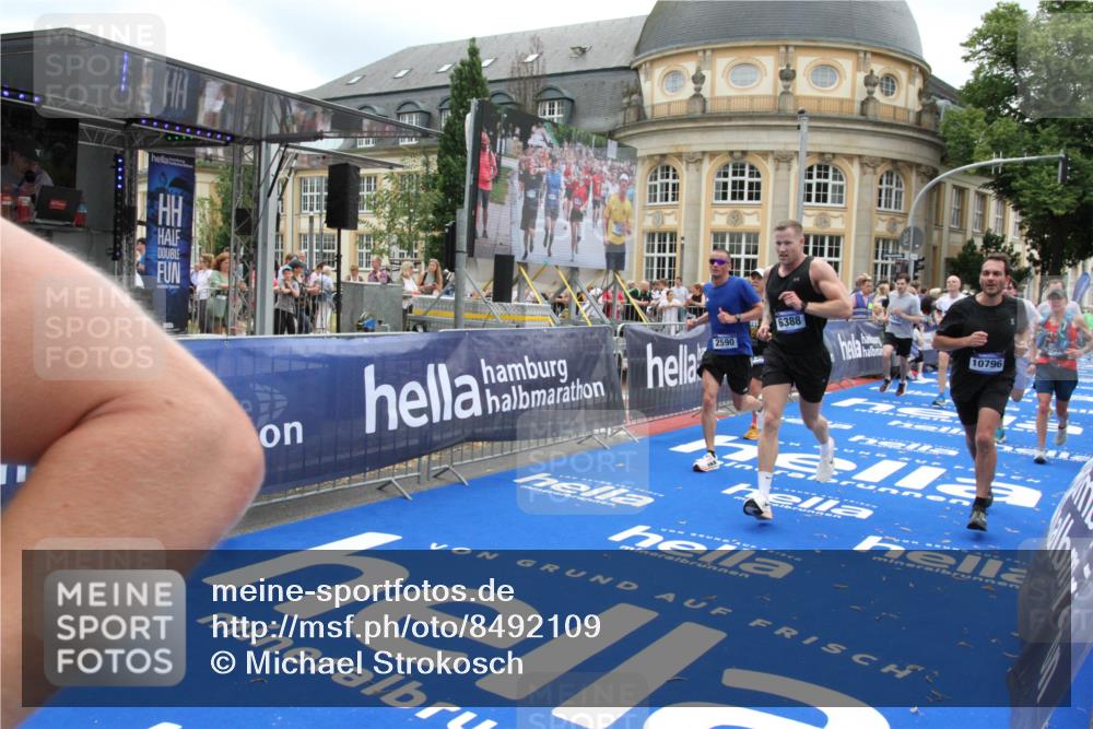 29.06.2025 - hella hamburg halbmarathon Michael Strokosch http://msf.ph/oto/8492109 29.06.2025 10:46:19 Ziel 1569, 2048, 2590, 3056, 4949, 6388, 6691, 7450, 9497, 10796, 11094, 14200, 14262, 17190, 18118, 18797 meine-sportfotos.de