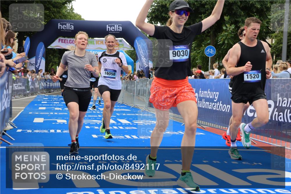 29.06.2025 - hella hamburg halbmarathon Strokosch-Dieckow http://msf.ph/oto/8492117 29.06.2025 10:44:58 Ziel 1171, 1424, 1520, 2098, 2890, 3917, 4425, 4997, 6266, 7709, 7843, 9030, 9710, 9720, 10741, 11688, 12161, 13919, 15334, 15365, 16058, 17381, 17382, 17406, 17544, 18055, 18631 meine-sportfotos.de