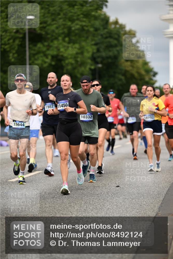 29.06.2025 - hella hamburg halbmarathon Dr. Thomas Lammeyer http://msf.ph/oto/8492124 29.06.2025 10:22:11 Kennedybrücke 1067, 1268, 1298, 1477, 1554, 1641, 1982, 2087, 2094, 2147, 2305, 2548, 2931, 3482, 3977, 4194, 4738, 4804, 5002, 5004, 5023, 5290, 5294, 6332, 7094, 7160, 7641, 7649, 7838, 7882, 7883, 8144, 8248, 9539, 9586, 9717, 9734, 9798, 9834, 9844, 10174, 10332, 10831, 10908, 10946, 11275, 11352 meine-sportfotos.de