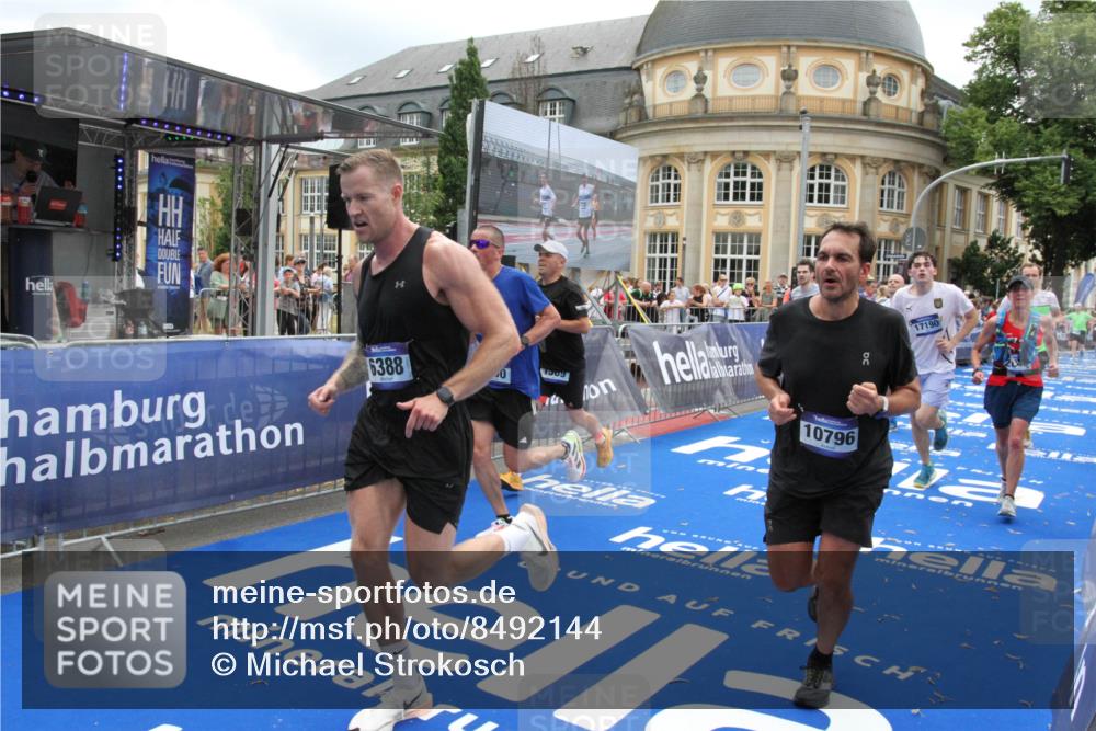 29.06.2025 - hella hamburg halbmarathon Michael Strokosch http://msf.ph/oto/8492144 29.06.2025 10:46:20 Ziel 1569, 1600, 2048, 2590, 3056, 4949, 6388, 6691, 8142, 9497, 10796, 11094, 14200, 14262, 17190, 18118, 18797 meine-sportfotos.de