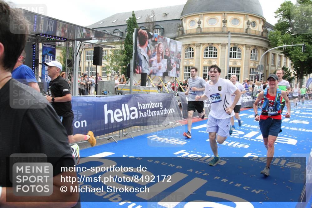 29.06.2025 - hella hamburg halbmarathon Michael Strokosch http://msf.ph/oto/8492172 29.06.2025 10:46:20 Ziel 1569, 1600, 2048, 2590, 3056, 4949, 6388, 6691, 8142, 9497, 10796, 11094, 14200, 14262, 17190, 18118, 18797 meine-sportfotos.de