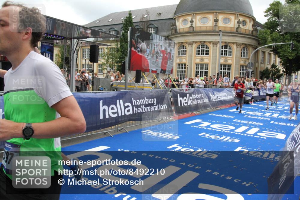 29.06.2025 - hella hamburg halbmarathon Michael Strokosch http://msf.ph/oto/8492210 29.06.2025 10:46:22 Ziel 1569, 1600, 2048, 2590, 3056, 4949, 6388, 6691, 8142, 9497, 10796, 12171, 12651, 13698, 14200, 14262, 16127, 17190, 18118, 18211 meine-sportfotos.de