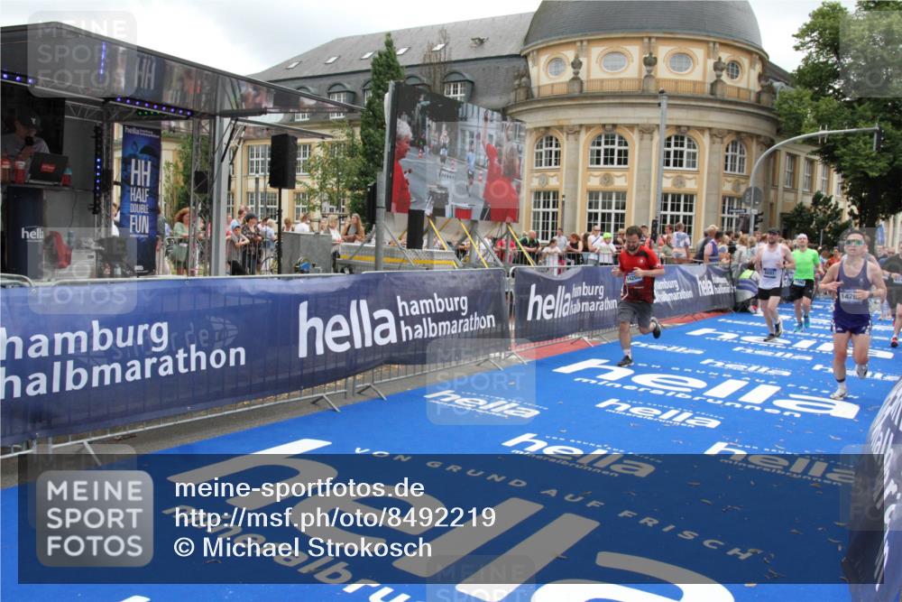 29.06.2025 - hella hamburg halbmarathon Michael Strokosch http://msf.ph/oto/8492219 29.06.2025 10:46:23 Ziel 1600, 2048, 3056, 4949, 6691, 7335, 8142, 9497, 11185, 11773, 12171, 12651, 13698, 14200, 14262, 16127, 17190, 18118, 18211, 18637 meine-sportfotos.de