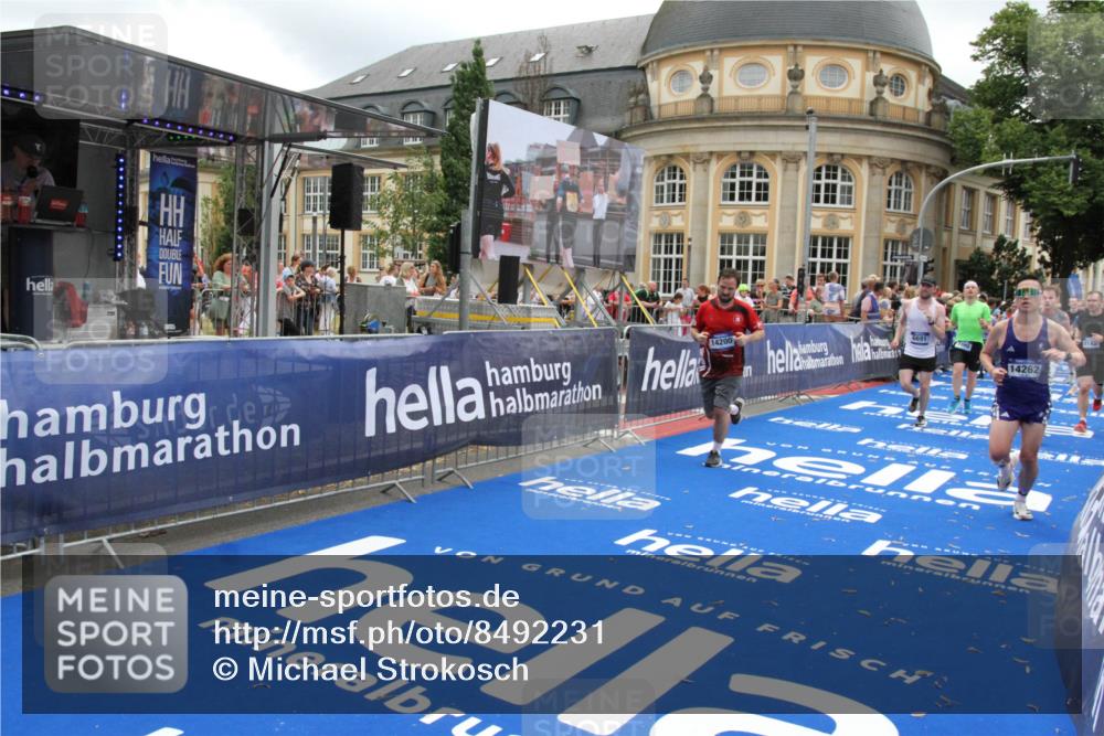 29.06.2025 - hella hamburg halbmarathon Michael Strokosch http://msf.ph/oto/8492231 29.06.2025 10:46:24 Ziel 1600, 2222, 2842, 3056, 6421, 6691, 7335, 8142, 9497, 11185, 11773, 12171, 12651, 13698, 14045, 14200, 14262, 16127, 18118, 18211, 18637 meine-sportfotos.de