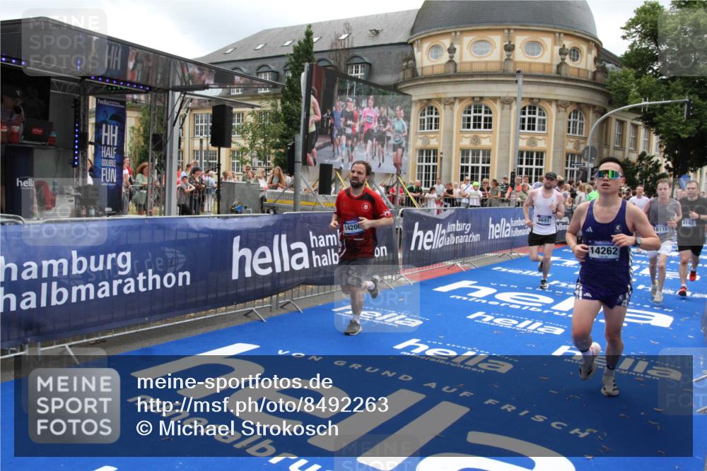 29.06.2025 - hella hamburg halbmarathon Michael Strokosch http://msf.ph/oto/8492263 29.06.2025 10:46:24 Ziel 1600, 2222, 2842, 3056, 6421, 6691, 7335, 8142, 9497, 11185, 11773, 12171, 12651, 13698, 14045, 14200, 14262, 16127, 18118, 18211, 18637 meine-sportfotos.de