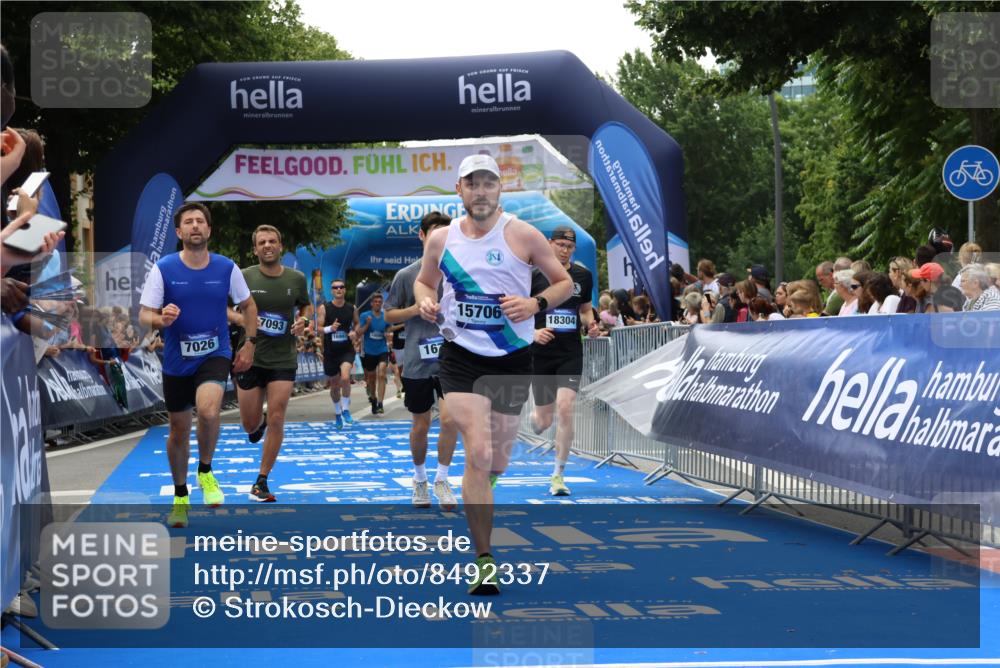 29.06.2025 - hella hamburg halbmarathon Strokosch-Dieckow http://msf.ph/oto/8492337 29.06.2025 10:43:11 Ziel 1675, 3109, 3124, 4229, 6721, 7026, 7093, 7451, 9833, 10099, 10251, 11177, 12153, 12776, 12839, 15255, 15706, 16314, 16997, 17177, 18304 meine-sportfotos.de