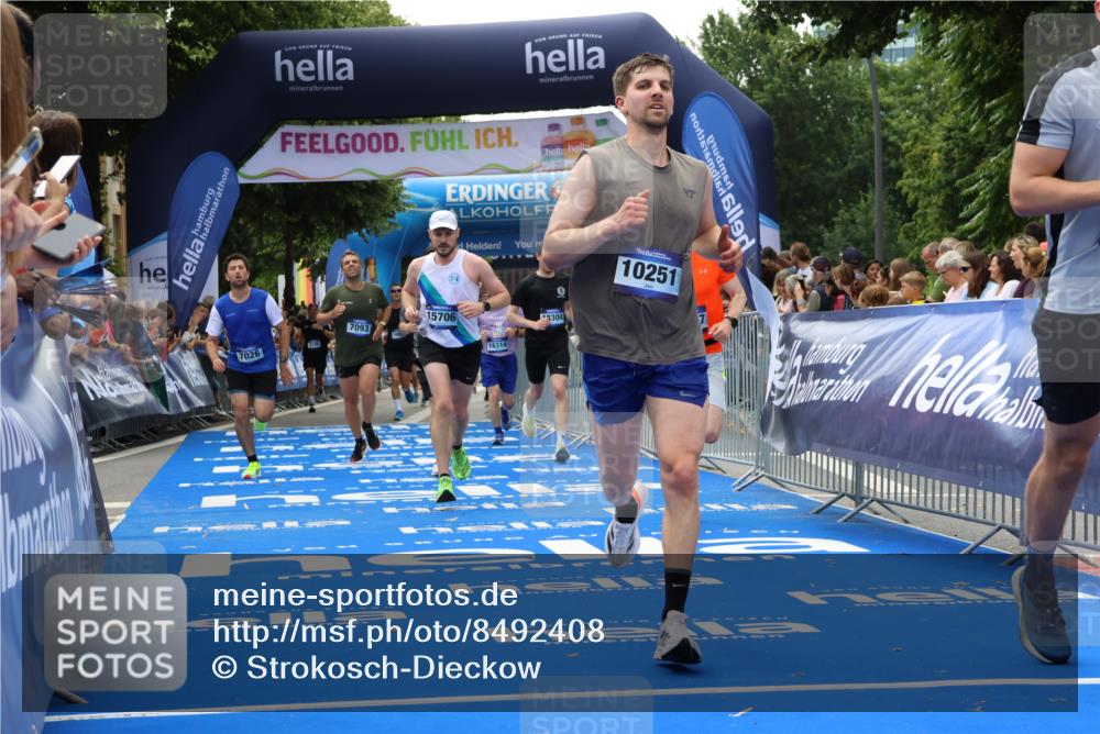 29.06.2025 - hella hamburg halbmarathon Strokosch-Dieckow http://msf.ph/oto/8492408 29.06.2025 10:43:09 Ziel 1675, 4229, 6721, 7026, 7093, 7451, 9833, 10251, 11177, 12153, 12657, 12723, 12776, 12839, 15255, 15706, 16314, 16997, 17177, 18304, 19038 meine-sportfotos.de