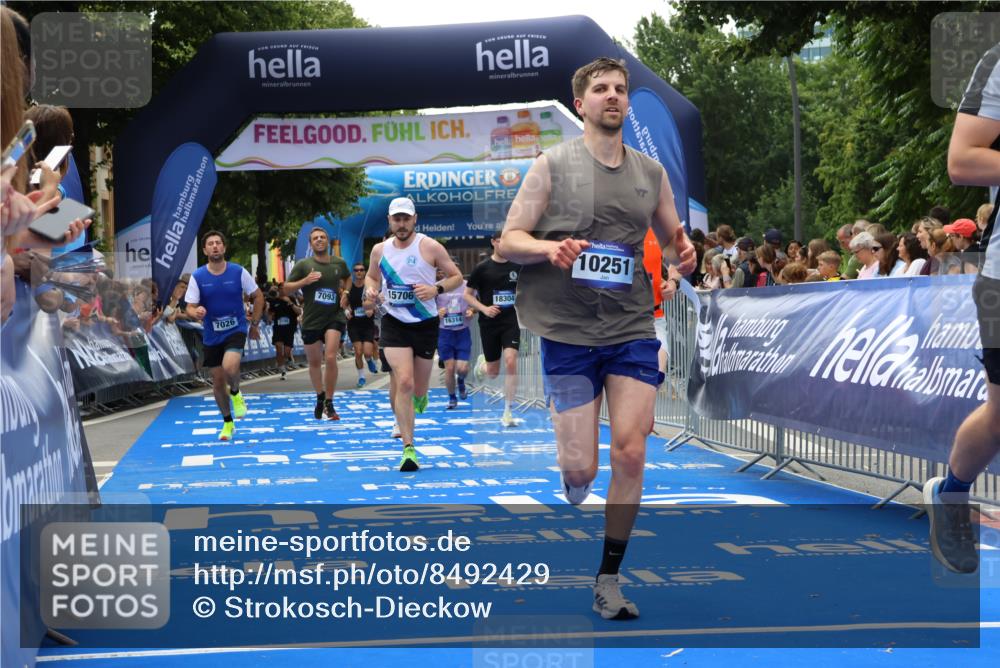 29.06.2025 - hella hamburg halbmarathon Strokosch-Dieckow http://msf.ph/oto/8492429 29.06.2025 10:43:09 Ziel 1675, 4229, 6721, 7026, 7093, 7451, 9833, 10251, 11177, 12153, 12657, 12723, 12776, 12839, 15255, 15706, 16314, 16997, 17177, 18304, 19038 meine-sportfotos.de
