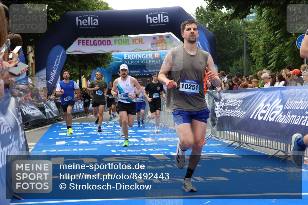 29.06.2025 - hella hamburg halbmarathon Strokosch-Dieckow http://msf.ph/oto/8492443 29.06.2025 10:43:09 Ziel 1675, 4229, 6721, 7026, 7093, 7451, 9833, 10251, 11177, 12153, 12657, 12723, 12776, 12839, 15255, 15706, 16314, 16997, 17177, 18304, 19038 meine-sportfotos.de