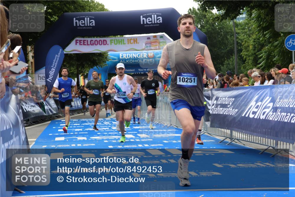 29.06.2025 - hella hamburg halbmarathon Strokosch-Dieckow http://msf.ph/oto/8492453 29.06.2025 10:43:09 Ziel 1675, 4229, 6721, 7026, 7093, 7451, 9833, 10251, 11177, 12153, 12657, 12723, 12776, 12839, 15255, 15706, 16314, 16997, 17177, 18304, 19038 meine-sportfotos.de