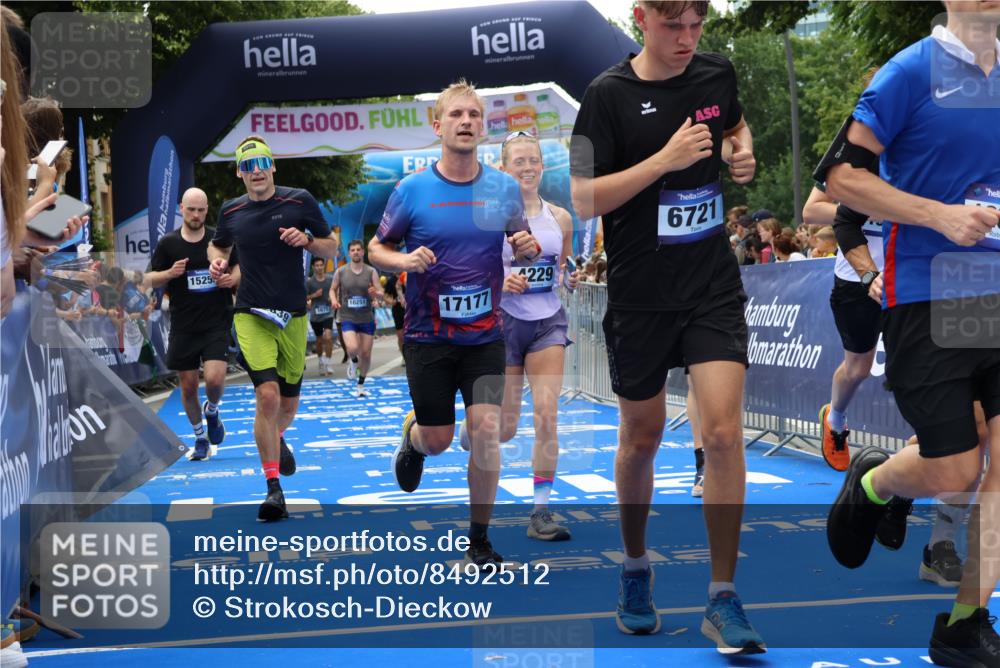 29.06.2025 - hella hamburg halbmarathon Strokosch-Dieckow http://msf.ph/oto/8492512 29.06.2025 10:43:05 Ziel 1675, 4229, 6721, 7026, 7035, 7093, 7451, 8218, 9364, 9833, 10251, 10469, 11177, 12153, 12657, 12723, 12776, 12839, 15255, 15706, 17177, 18304, 19038 meine-sportfotos.de
