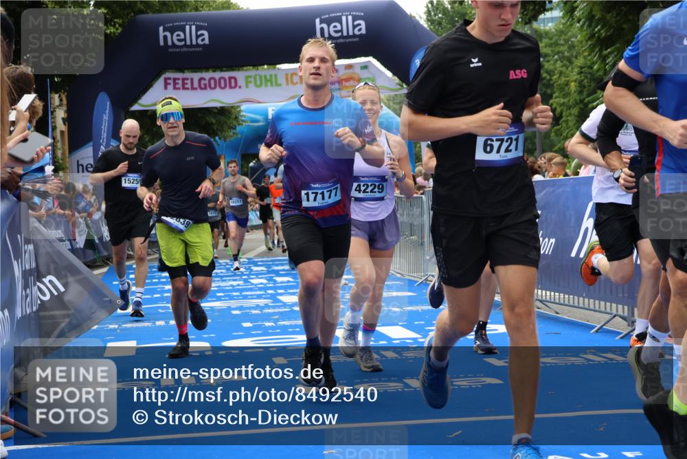 29.06.2025 - hella hamburg halbmarathon Strokosch-Dieckow http://msf.ph/oto/8492540 29.06.2025 10:43:05 Ziel 1675, 4229, 6721, 7026, 7035, 7093, 7451, 8218, 9364, 9833, 10251, 10469, 11177, 12153, 12657, 12723, 12776, 12839, 15255, 15706, 17177, 18304, 19038 meine-sportfotos.de