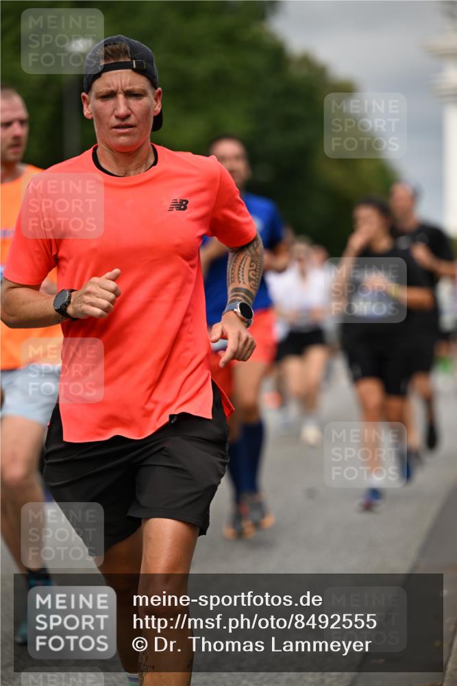 29.06.2025 - hella hamburg halbmarathon Dr. Thomas Lammeyer http://msf.ph/oto/8492555 29.06.2025 10:22:16 Kennedybrücke 1067, 1268, 1298, 1477, 1554, 1641, 1820, 1982, 2087, 2147, 2305, 2548, 2634, 3125, 3482, 3977, 4194, 4738, 4804, 5002, 5023, 5290, 5294, 5909, 6332, 7094, 7160, 7413, 7641, 7649, 7838, 7882, 7883, 8144, 8248, 9539, 9586, 9717, 9734, 9798, 9834, 9844, 10174, 10332, 10659, 10831, 10908, 10946, 11352 meine-sportfotos.de