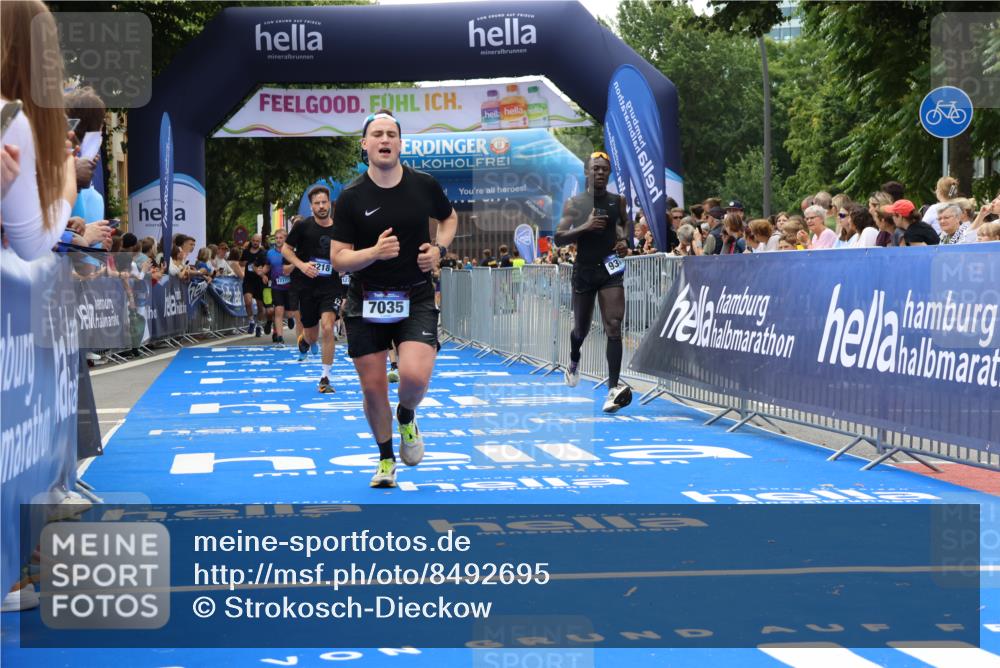 29.06.2025 - hella hamburg halbmarathon Strokosch-Dieckow http://msf.ph/oto/8492695 29.06.2025 10:42:58 Ziel 4229, 4823, 5477, 6721, 7035, 8218, 9364, 9833, 10469, 12657, 12723, 12776, 12839, 14849, 17177, 18559, 18659, 19038 meine-sportfotos.de