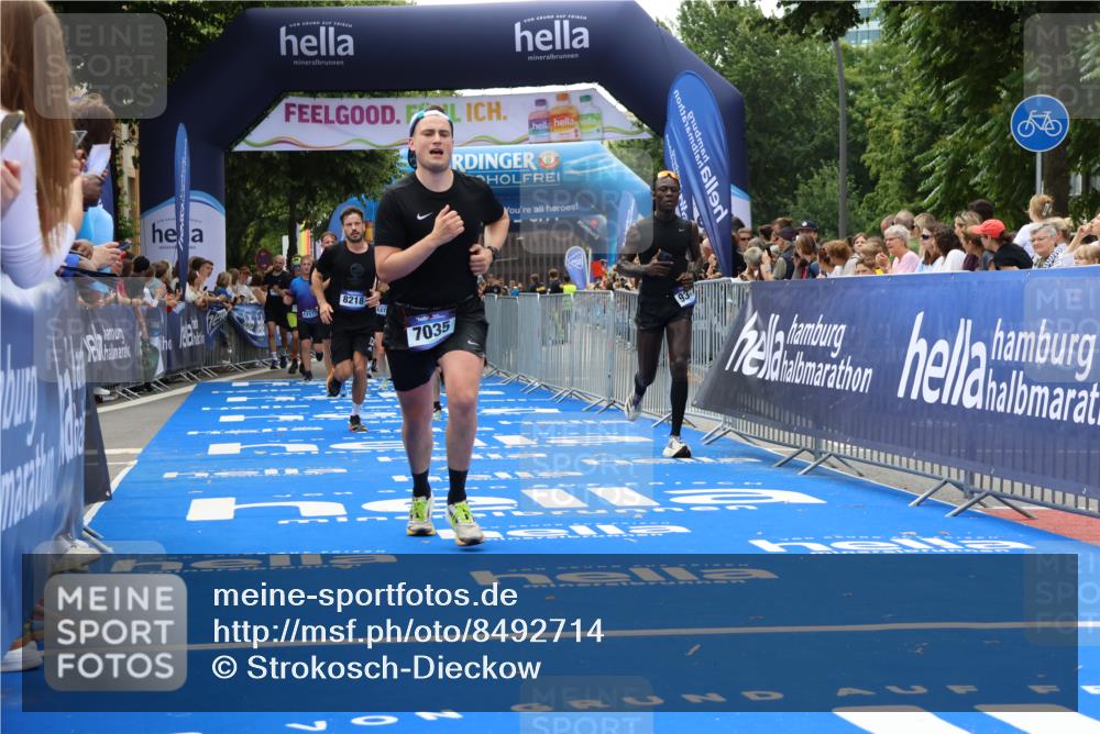 29.06.2025 - hella hamburg halbmarathon Strokosch-Dieckow http://msf.ph/oto/8492714 29.06.2025 10:42:58 Ziel 4229, 4823, 5477, 6721, 7035, 8218, 9364, 9833, 10469, 12657, 12723, 12776, 12839, 14849, 17177, 18559, 18659, 19038 meine-sportfotos.de