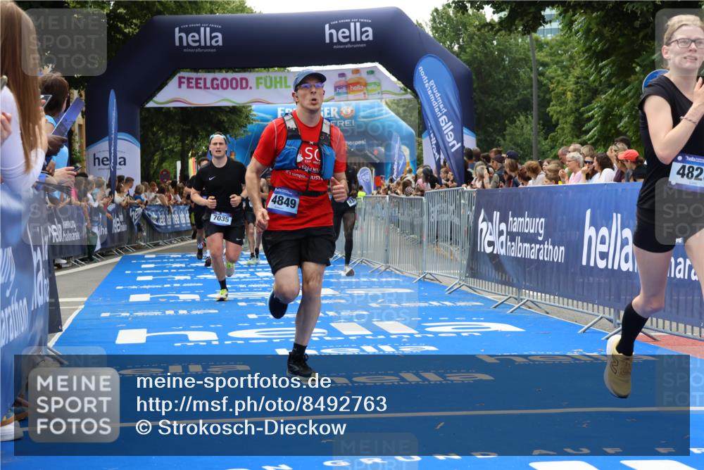29.06.2025 - hella hamburg halbmarathon Strokosch-Dieckow http://msf.ph/oto/8492763 29.06.2025 10:42:57 Ziel 4823, 5011, 5477, 7035, 8218, 9364, 10469, 12657, 12723, 12776, 12839, 13398, 14447, 14849, 18559, 18659, 19038 meine-sportfotos.de