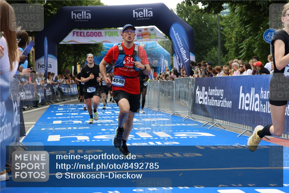 29.06.2025 - hella hamburg halbmarathon Strokosch-Dieckow http://msf.ph/oto/8492785 29.06.2025 10:42:57 Ziel 4823, 5011, 5477, 7035, 8218, 9364, 10469, 12657, 12723, 12776, 12839, 13398, 14447, 14849, 18559, 18659, 19038 meine-sportfotos.de