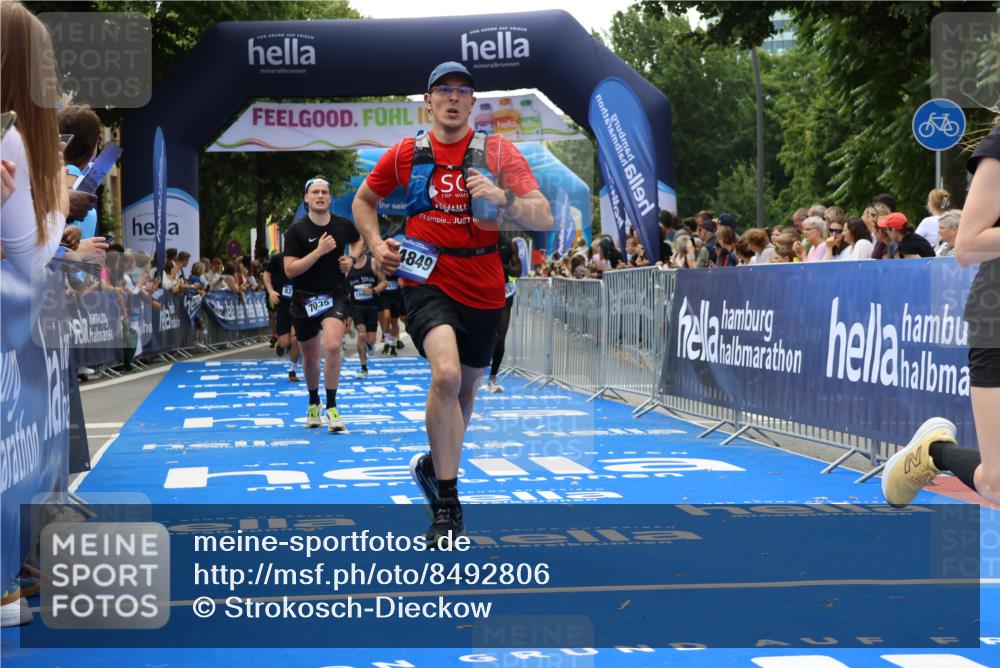 29.06.2025 - hella hamburg halbmarathon Strokosch-Dieckow http://msf.ph/oto/8492806 29.06.2025 10:42:57 Ziel 4823, 5011, 5477, 7035, 8218, 9364, 10469, 12657, 12723, 12776, 12839, 13398, 14447, 14849, 18559, 18659, 19038 meine-sportfotos.de