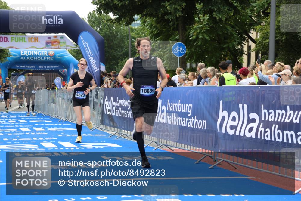 29.06.2025 - hella hamburg halbmarathon Strokosch-Dieckow http://msf.ph/oto/8492823 29.06.2025 10:42:55 Ziel 4823, 5011, 5477, 7035, 8218, 9364, 10469, 13398, 14447, 14849, 15297, 15301, 15851, 18559, 18659 meine-sportfotos.de