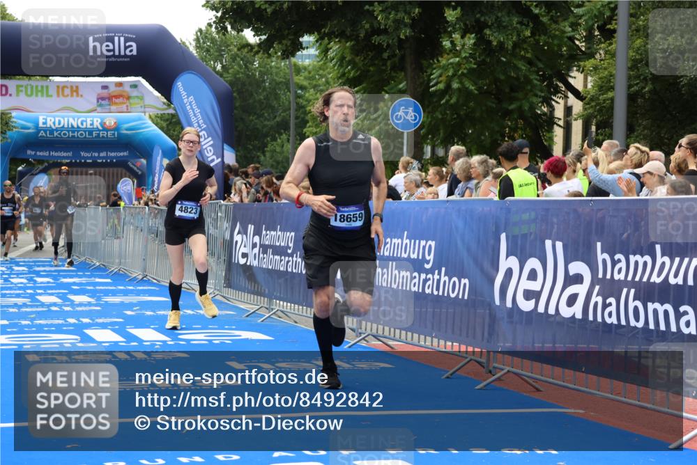 29.06.2025 - hella hamburg halbmarathon Strokosch-Dieckow http://msf.ph/oto/8492842 29.06.2025 10:42:55 Ziel 4823, 5011, 5477, 7035, 8218, 9364, 10469, 13398, 14447, 14849, 15297, 15301, 15851, 18559, 18659 meine-sportfotos.de