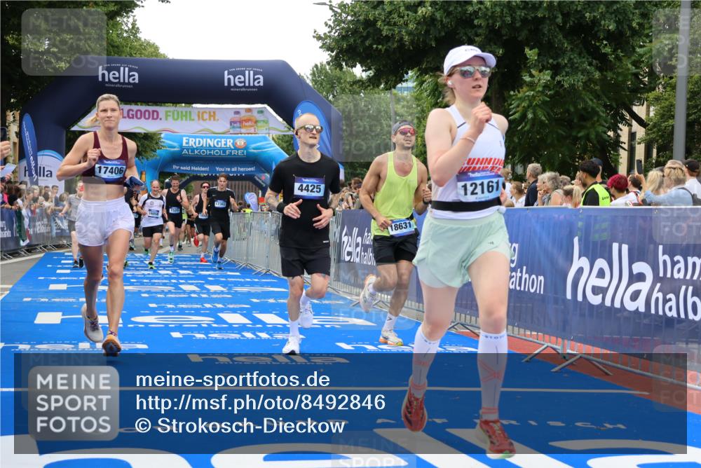 29.06.2025 - hella hamburg halbmarathon Strokosch-Dieckow http://msf.ph/oto/8492846 29.06.2025 10:44:53 Ziel 1171, 1424, 1520, 1941, 2098, 2890, 3004, 3098, 3785, 4425, 4915, 7056, 7167, 7325, 9030, 9720, 12161, 16058, 16834, 17381, 17382, 17406, 17544, 18055, 18631, 19207, 19210 meine-sportfotos.de