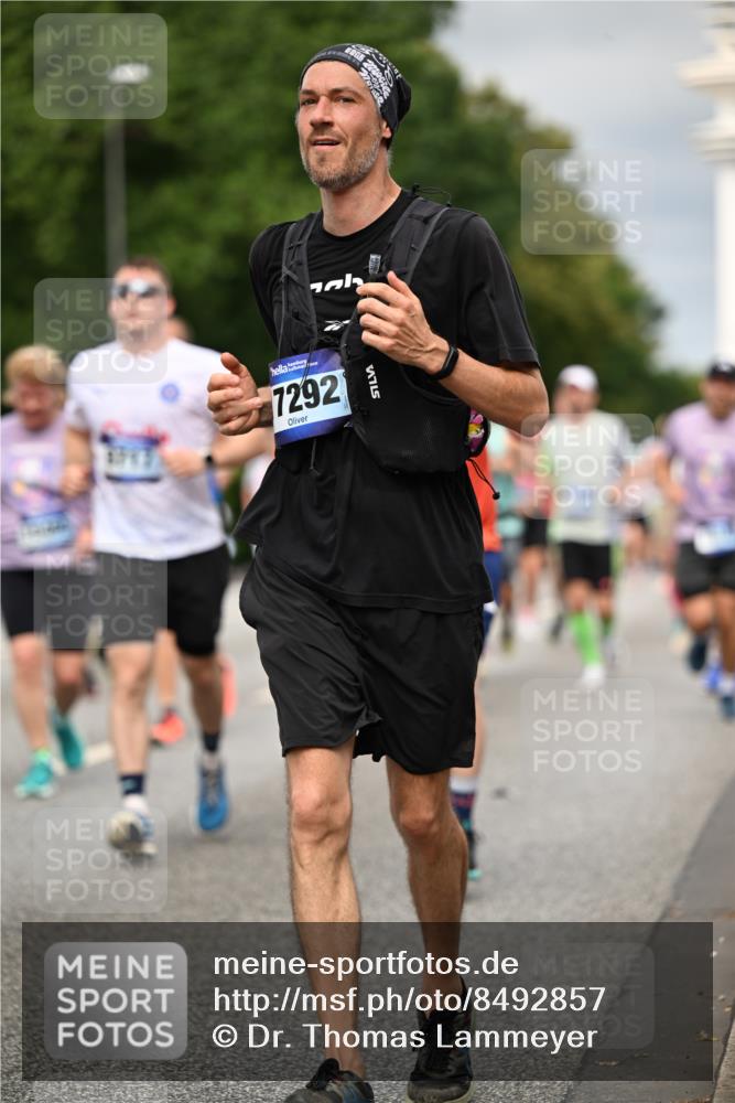 29.06.2025 - hella hamburg halbmarathon Dr. Thomas Lammeyer http://msf.ph/oto/8492857 29.06.2025 10:22:19 Kennedybrücke 1067, 1268, 1298, 1477, 1641, 1820, 1982, 2087, 2147, 2305, 2548, 2634, 3125, 3482, 3977, 4194, 4738, 4804, 5023, 5290, 5294, 5909, 6332, 7094, 7160, 7413, 7641, 7649, 7838, 7882, 7883, 8248, 9539, 9586, 9717, 9734, 9834, 9844, 10174, 10332, 10659, 10831, 10908, 10946, 11352 meine-sportfotos.de