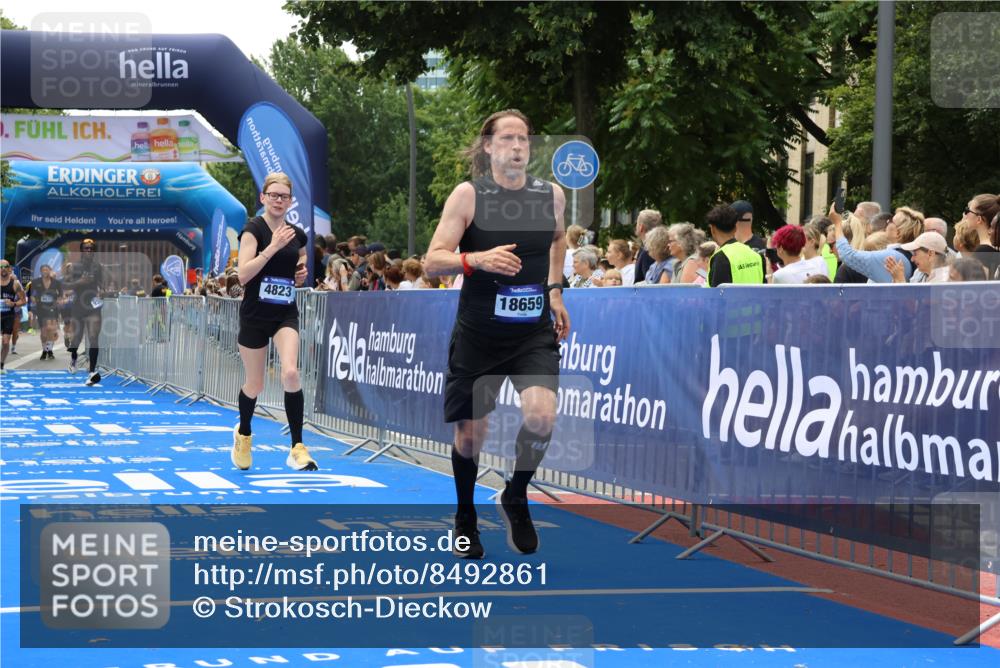 29.06.2025 - hella hamburg halbmarathon Strokosch-Dieckow http://msf.ph/oto/8492861 29.06.2025 10:42:55 Ziel 4823, 5011, 5477, 7035, 8218, 9364, 10469, 13398, 14447, 14849, 15297, 15301, 15851, 18559, 18659 meine-sportfotos.de