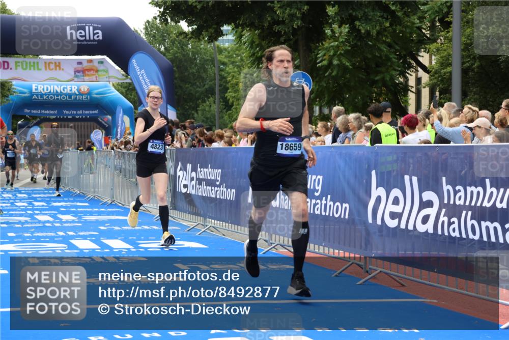 29.06.2025 - hella hamburg halbmarathon Strokosch-Dieckow http://msf.ph/oto/8492877 29.06.2025 10:42:55 Ziel 4823, 5011, 5477, 7035, 8218, 9364, 10469, 13398, 14447, 14849, 15297, 15301, 15851, 18559, 18659 meine-sportfotos.de