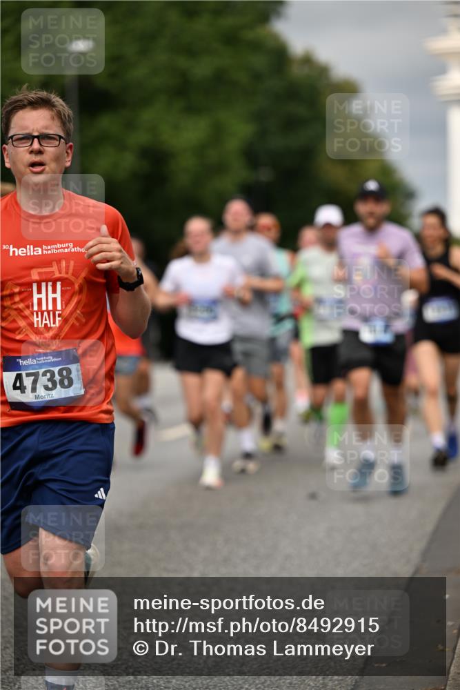 29.06.2025 - hella hamburg halbmarathon Dr. Thomas Lammeyer http://msf.ph/oto/8492915 29.06.2025 10:22:21 Kennedybrücke 1067, 1268, 1298, 1477, 1641, 1820, 1982, 2087, 2305, 2634, 3125, 3482, 3977, 4194, 4738, 4804, 5023, 5290, 5909, 6332, 7160, 7413, 7649, 7838, 7882, 7883, 8248, 9539, 9586, 9717, 9734, 9834, 9844, 10174, 10332, 10659, 10831, 10908, 10946, 11352 meine-sportfotos.de