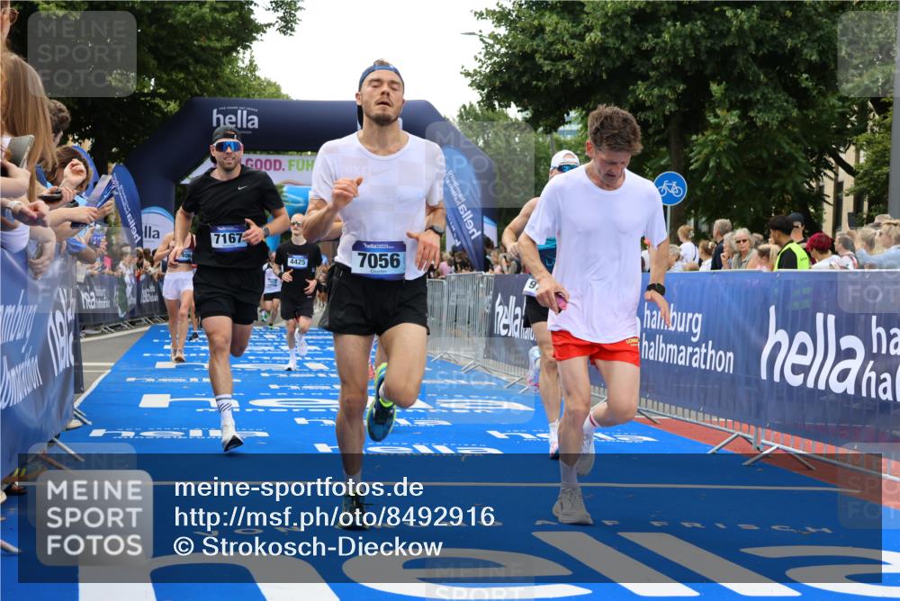 29.06.2025 - hella hamburg halbmarathon Strokosch-Dieckow http://msf.ph/oto/8492916 29.06.2025 10:44:51 Ziel 1424, 1520, 1941, 2098, 2890, 2970, 3004, 3098, 3785, 4270, 4425, 4915, 7056, 7167, 7325, 9030, 9720, 12161, 16058, 16834, 17382, 17406, 17544, 18055, 18631, 19207, 19210 meine-sportfotos.de