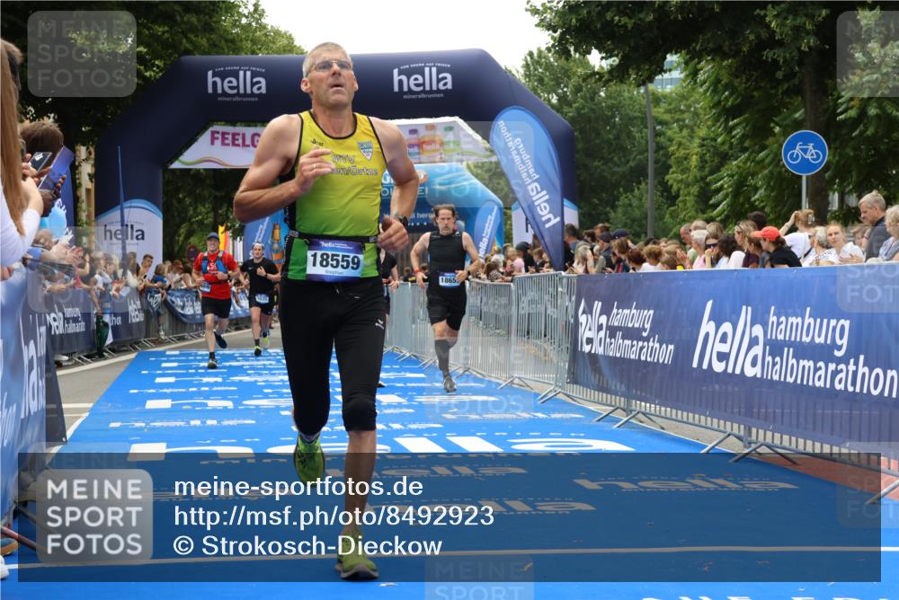 29.06.2025 - hella hamburg halbmarathon Strokosch-Dieckow http://msf.ph/oto/8492923 29.06.2025 10:42:53 Ziel 4823, 5011, 5477, 7035, 7105, 8218, 9364, 13398, 14447, 14560, 14813, 14849, 15297, 15301, 15851, 18559, 18659 meine-sportfotos.de