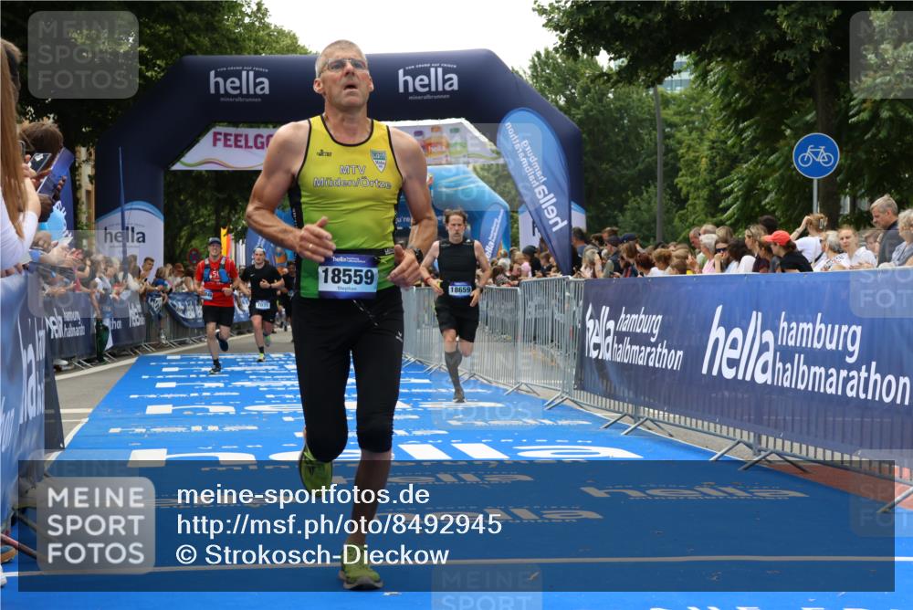 29.06.2025 - hella hamburg halbmarathon Strokosch-Dieckow http://msf.ph/oto/8492945 29.06.2025 10:42:53 Ziel 4823, 5011, 5477, 7035, 7105, 8218, 9364, 13398, 14447, 14560, 14813, 14849, 15297, 15301, 15851, 18559, 18659 meine-sportfotos.de