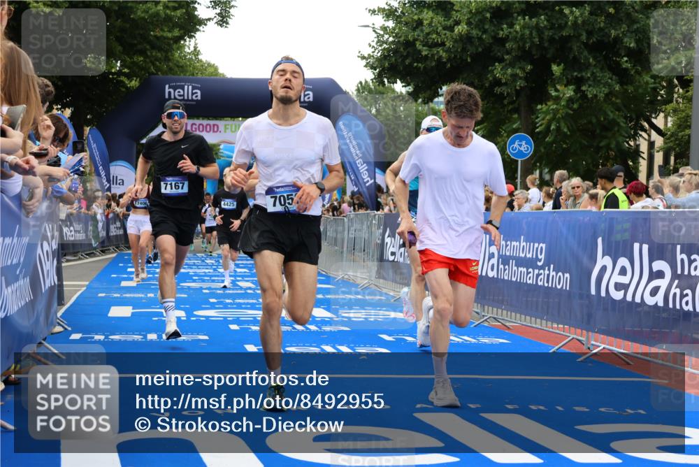 29.06.2025 - hella hamburg halbmarathon Strokosch-Dieckow http://msf.ph/oto/8492955 29.06.2025 10:44:51 Ziel 1424, 1520, 1941, 2098, 2890, 2970, 3004, 3098, 3785, 4270, 4425, 4915, 7056, 7167, 7325, 9030, 9720, 12161, 16058, 16834, 17382, 17406, 17544, 18055, 18631, 19207, 19210 meine-sportfotos.de