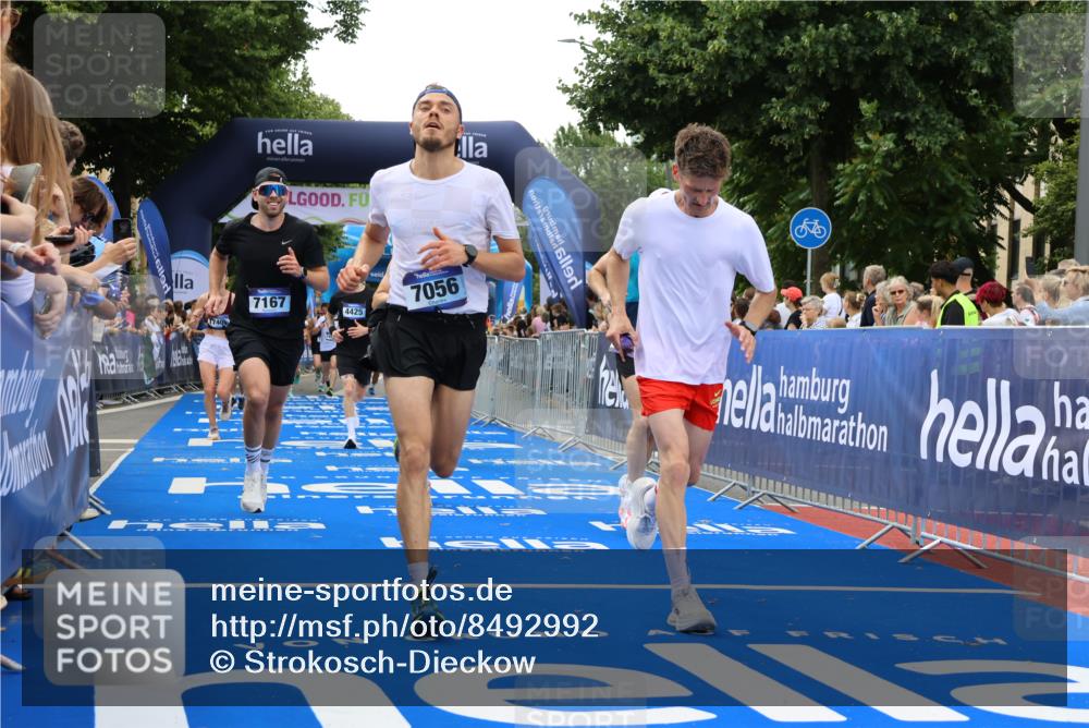 29.06.2025 - hella hamburg halbmarathon Strokosch-Dieckow http://msf.ph/oto/8492992 29.06.2025 10:44:51 Ziel 1424, 1520, 1941, 2098, 2890, 2970, 3004, 3098, 3785, 4270, 4425, 4915, 7056, 7167, 7325, 9030, 9720, 12161, 16058, 16834, 17382, 17406, 17544, 18055, 18631, 19207, 19210 meine-sportfotos.de