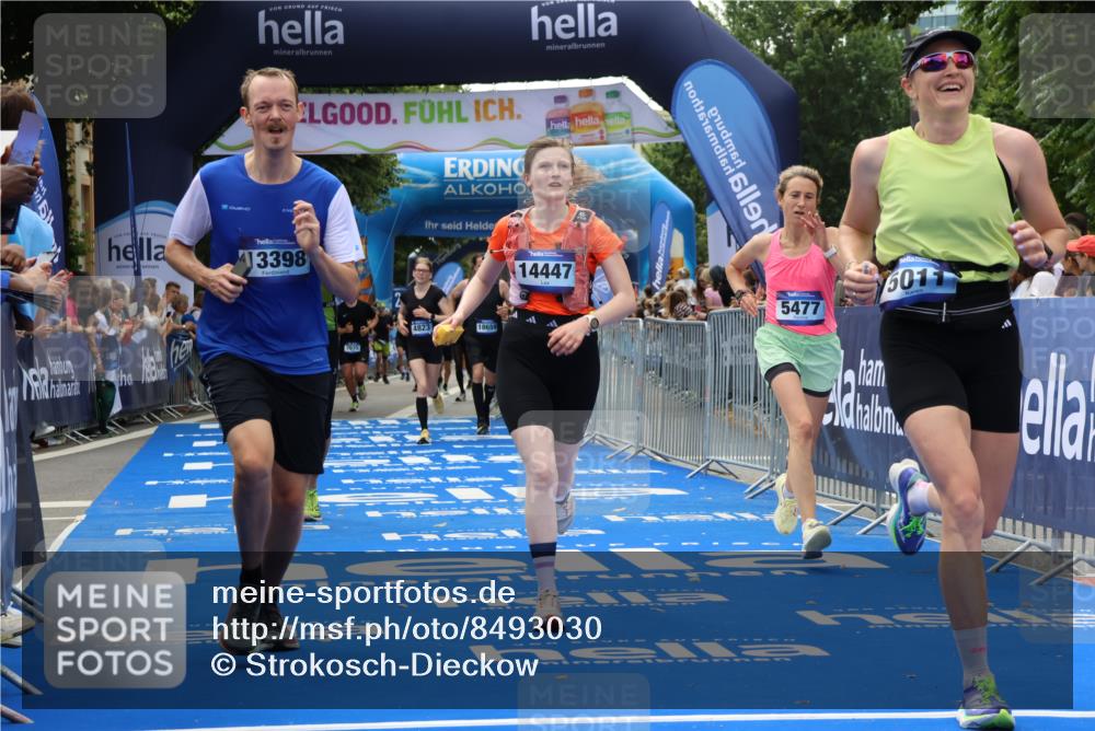 29.06.2025 - hella hamburg halbmarathon Strokosch-Dieckow http://msf.ph/oto/8493030 29.06.2025 10:42:51 Ziel 4823, 5011, 5477, 7035, 7105, 13398, 13725, 14447, 14560, 14813, 14849, 15297, 15301, 15851, 18559, 18659 meine-sportfotos.de