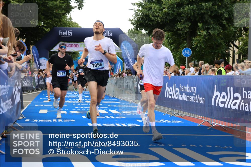 29.06.2025 - hella hamburg halbmarathon Strokosch-Dieckow http://msf.ph/oto/8493035 29.06.2025 10:44:51 Ziel 1424, 1520, 1941, 2098, 2890, 2970, 3004, 3098, 3785, 4270, 4425, 4915, 7056, 7167, 7325, 9030, 9720, 12161, 16058, 16834, 17382, 17406, 17544, 18055, 18631, 19207, 19210 meine-sportfotos.de