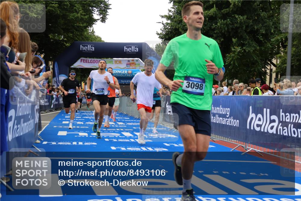 29.06.2025 - hella hamburg halbmarathon Strokosch-Dieckow http://msf.ph/oto/8493106 29.06.2025 10:44:50 Ziel 1424, 1520, 1941, 2098, 2890, 2970, 3004, 3098, 3785, 4270, 4425, 4915, 7056, 7167, 7325, 9030, 9720, 12161, 16834, 17251, 17382, 17406, 18055, 18631, 19207, 19210 meine-sportfotos.de