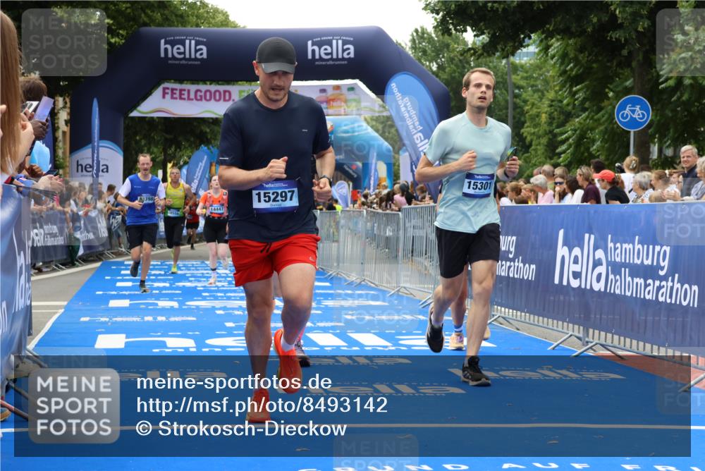 29.06.2025 - hella hamburg halbmarathon Strokosch-Dieckow http://msf.ph/oto/8493142 29.06.2025 10:42:48 Ziel 5011, 5477, 7105, 9371, 9534, 13398, 13725, 14447, 14560, 14813, 14849, 15297, 15301, 15851, 18559, 18659 meine-sportfotos.de